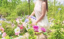 女子双腿跨坐男友裆部磨蹭